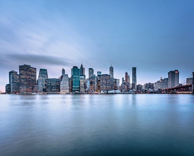 Skyline stad met water en lucht